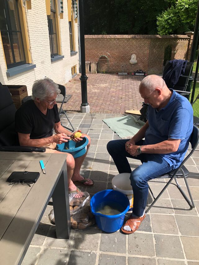 Ook de mannen kunnen aardappels schillen